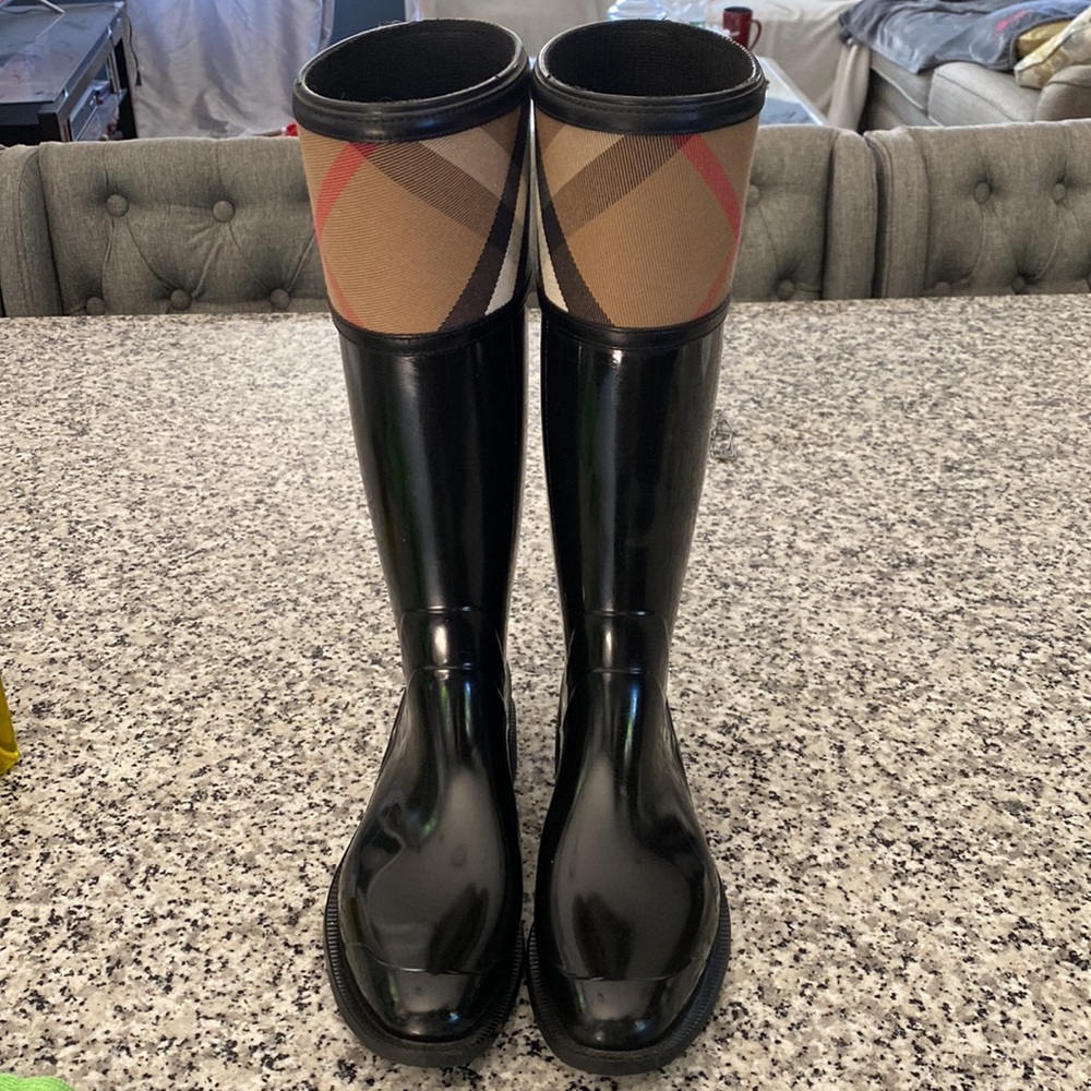 Black rubber Burberry rain boots